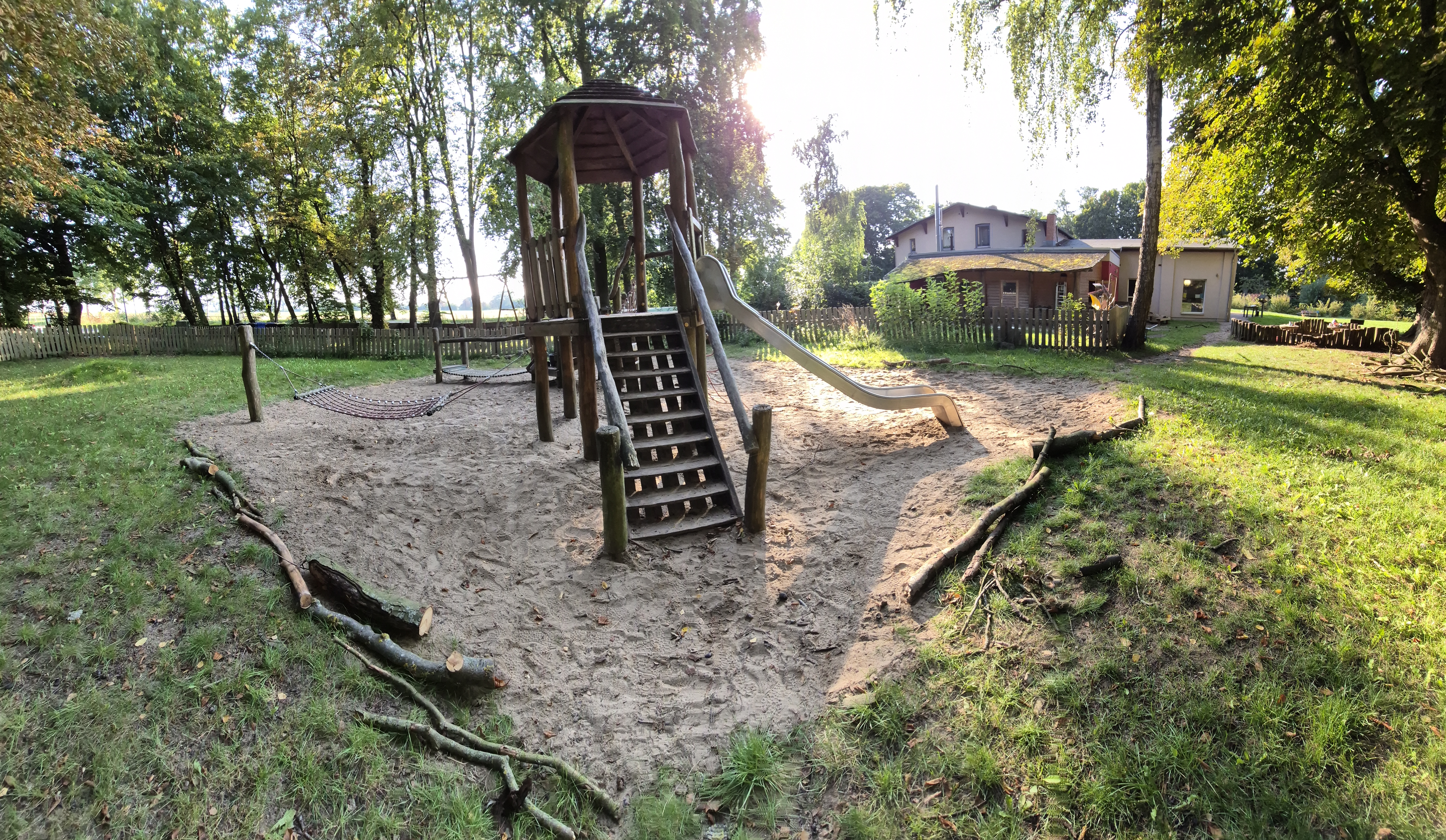 Spielgerät auf dem Hof
